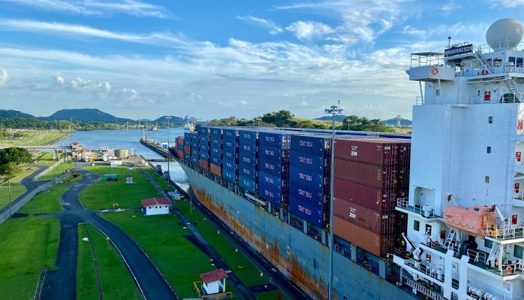 La sequía provocada por el fenómeno de El Niño ha llevado a las autoridades del Canal de Panamá a reducir el calado en las esclusas neopanamax, fijándolo en  48,5 pies (14,78 metros)