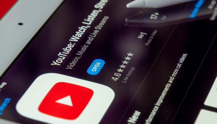 La monetización en YouTube ahora tiene nuevas reglas. La plataforma exigirá a los creadores de contenido 8.000 horas de visionado o 20 millones de visualizaciones en Shorts desde el 1 de febrero de 2027