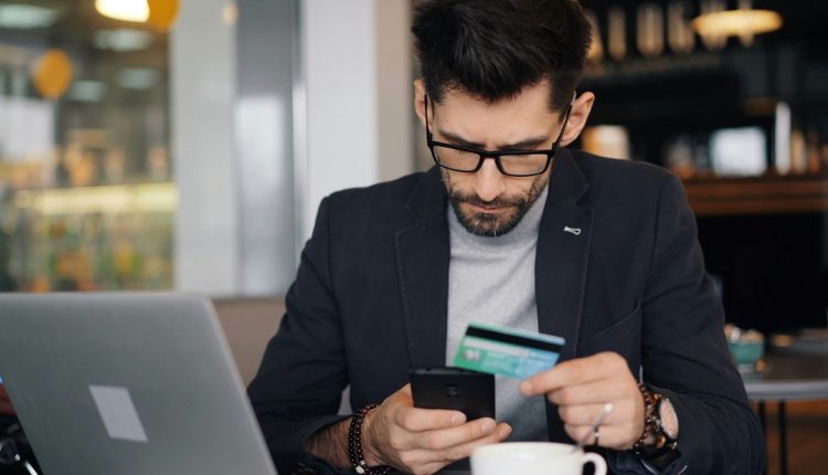 El sistema bancario venezolano cuenta con un nuevo aliado para la gestión de tarjetas de débito, crédito y prepago. La plataforma CatCARD, desarrollada por Phoenix3k, permite centralizar la emisión y el control de instrumentos de pago en una sola infraestructura digital