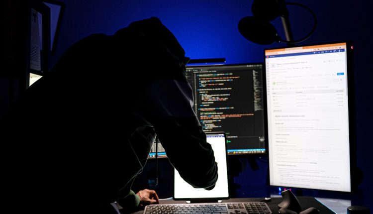 Una aplicación falsa para escritorio de Claude es utilizada para diseminar el malware RevStealer que ya ha robado más 50 billeteras de criptomonedas, contraseñas de ingreso, cookies, datos de mensajería y documentos seleccionados