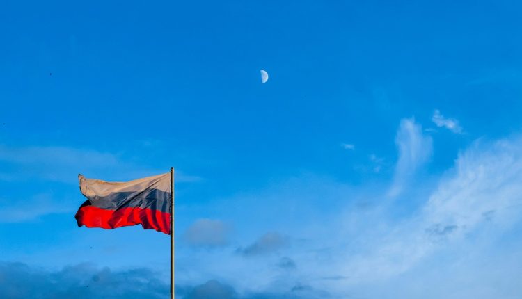 A pesar de irregularidades reportadas durante los comicios, el conteo de las elecciones legislativas en Rusia da la victoria al partido del actual presidente, Vladímir Putin