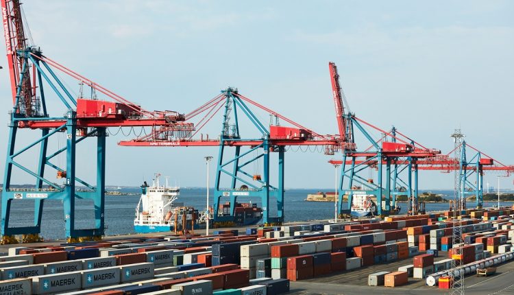 En declaraciones recientes del ministro del Poder Popular para el Transporte, Francisco Garcés, se dio a conocer el rescate del 92 % de la capacidad operativa del Puerto de La Guaira, luego de los daños causados por los terremotos del 24 de junio