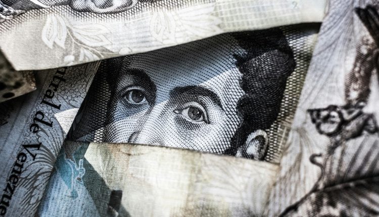 La dolarización del sistema financiero en Venezuela demanda cambios fiscales, institucionales y estadísticos. Es la conclusión a la que han llegado los economistas María Antonia Moreno, Tamara Herrera y Ronald Balza, quienes asistieron a un foro celebrado recientemente en la Universidad Católica Andrés Bello