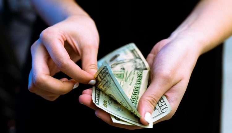 El gobierno cubano anunció nuevas normas en el país para la apertura de cuentas en dólares, sin autorización previa, además de realizar pagos al exterior. Parte de los ingresos seguirán bajo fiscalización del sistema bancario estatal