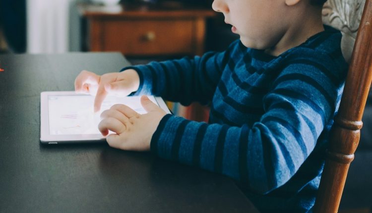La normativa también limitarás los perfiles de menores entre 13 y 15 años a la supervisión de sus padres, con funciones limitadas y restricción de tiempo de uso