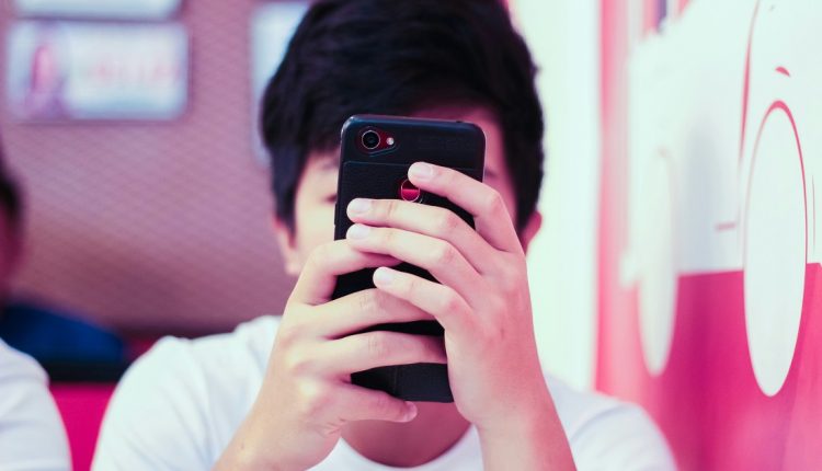 A partir del 3 de noviembre, el gobierno de México formalizará la prohibición del uso de teléfonos celulares y tabletas durante las clases en las instituciones educativas de primaria y secundaria