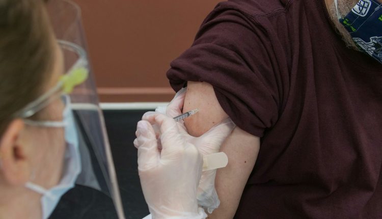 Los ciudadanos rusos podrán recibir de forma gratuita la vacuna personalizada contra cáncer de piel llamada NeoOncovac, para casos de melanoma inoperable o metastásico