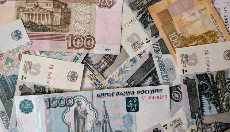 El presidente de Rusia, Vladímir Putin, estableció un nuevo límite para la exportación de efectivo en rublos, fijándolo en un millón de la moneda local, equivalente a más de 12.000 dólares