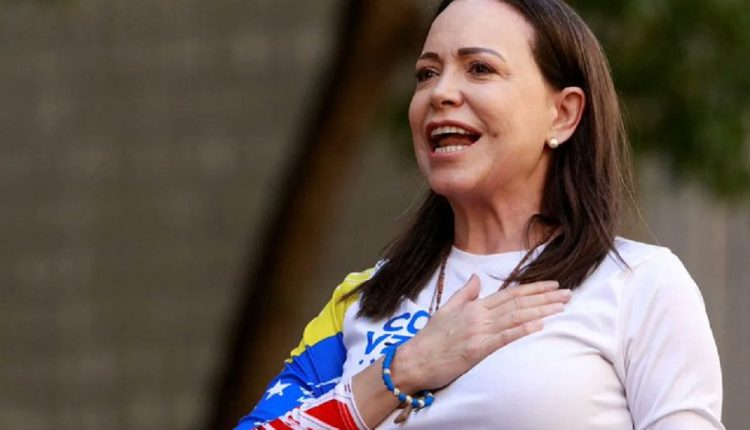 La líder opositora venezolana, María Corina Machado, volvió al país del exilio. Su aparición este domingo en el estado Lara, rindiendo honor a la Divina Pastora, avivó el debate sobre temas claves para la nación, como las próximas elecciones presidenciales