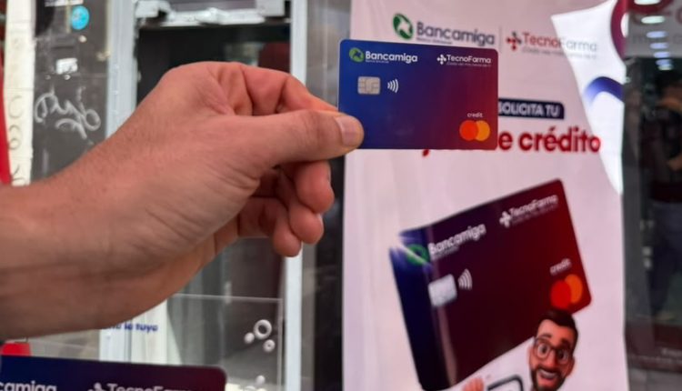 Para premiar la lealtad de sus clientes, el nuevo instrumento financiero contempla límites iniciales de financiamiento entre 300 y 400 dólares. El proceso de solicitud se realizará directamente en las sucursales de TecnoFarma escaneando un código QR, siendo requisito indispensable poseer cuenta activa en Bancamiga
