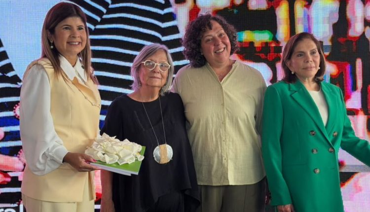 Uno de los momentos más significativos del evento de clausura fue la presentación, en alianza con la Fundación por la Lectura MFM, de los libros que recopilan las obras elaboradas por los niños durante las ediciones 2025 y 2026