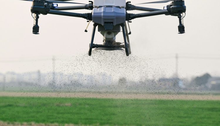 Luego de que el gobierno de Venezuela levantara la suspensión del uso de drones agrícolas y comerciales, los trabajadores podrán utilizar estas aeronaves no tripuladas siguiendo el marco legal nacional, que incluye trámites de importación, certificados, pólizas de seguro y capacitación, entre otros