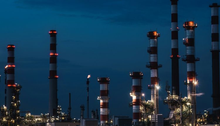 El país anunció que aumentará a 39 millones de toneladas anuales su capacidad de refinación petrolera antes de 2033 gracias al funcionamiento de las plantas existentes junto a la construcción de un nuevo complejo de refinación y petroquímica