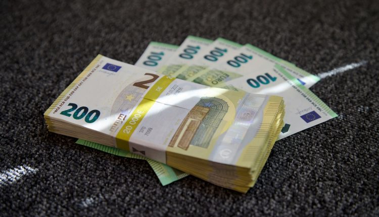 Las empresas españolas han invertido unos 13.232 millones de euros en el extranjero durante el primer semestre del año y amplían sus perspectivas a Estados Unidos y Reino Unido